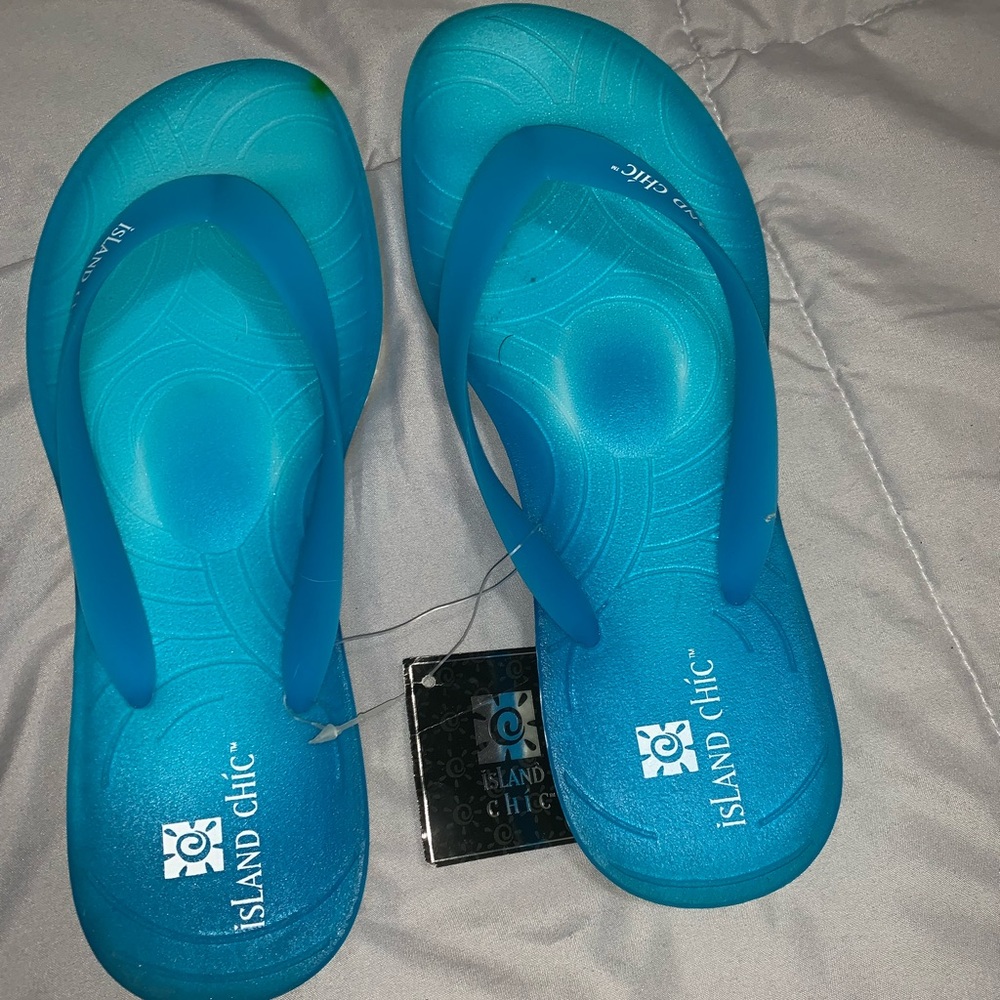 NWT Comfortable island flip flops